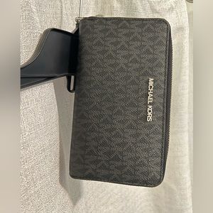 Michael Kors big wallet in good condition: inside has a cut inside